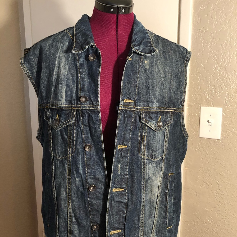 Marc Ecko men’s denim vest. size L.